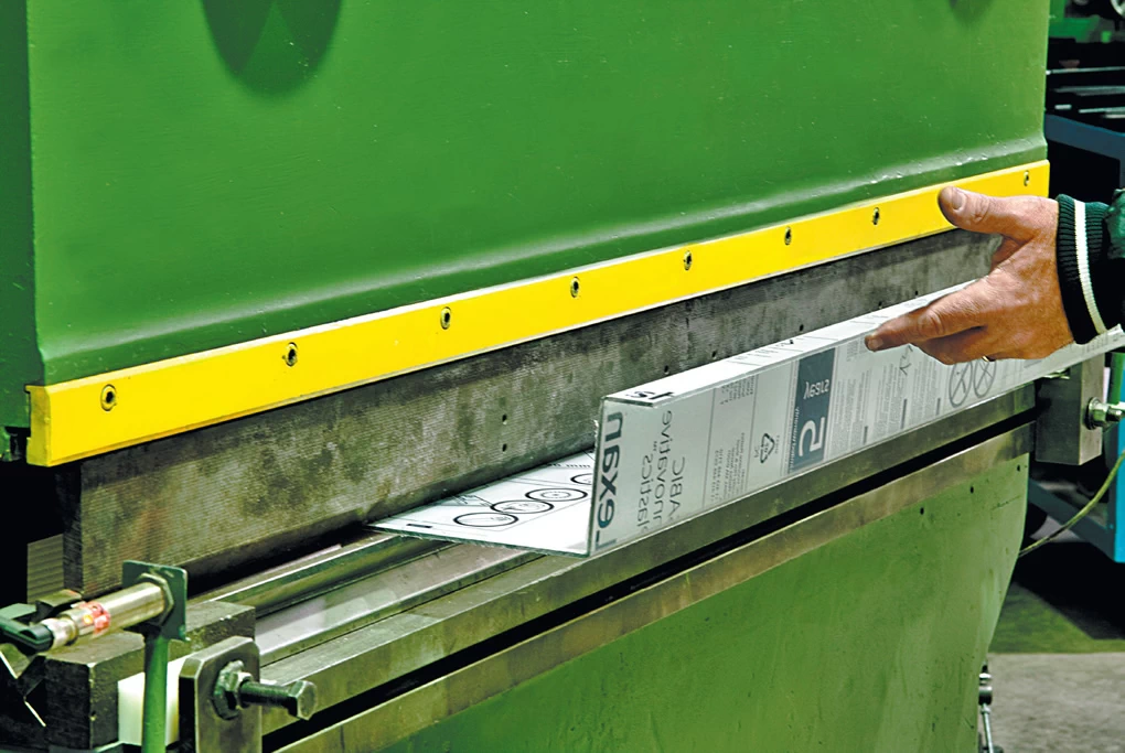 Lavorazione materie plastiche con Piegatrice Idraulica