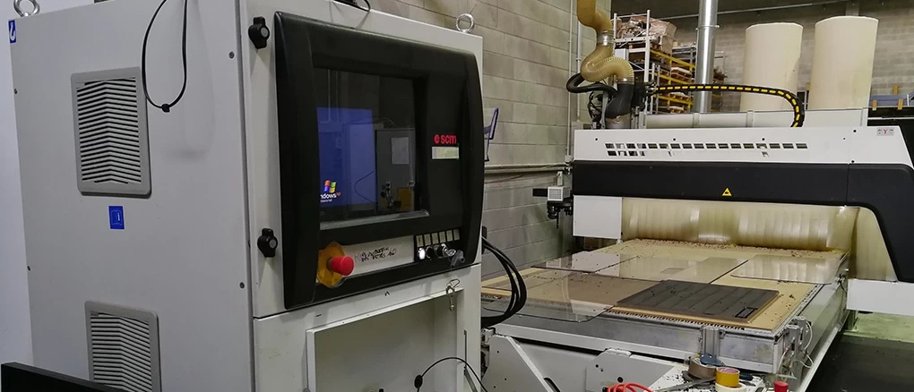 Lavorazione materie plastiche con Centro di Lavoro CNC - Pantografo SCM Record 125