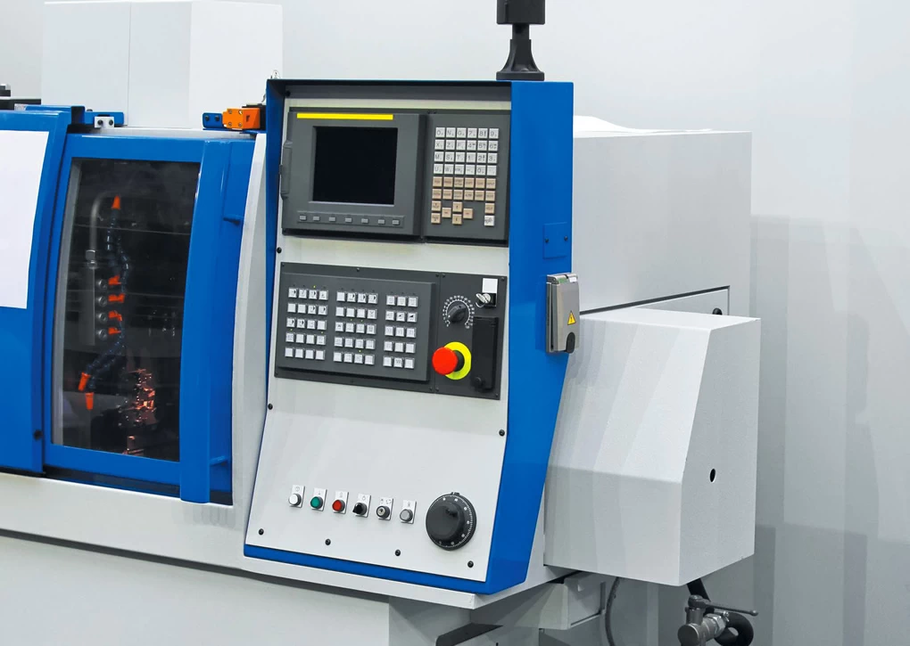 Lavorazione materie plastiche con tornio CNC